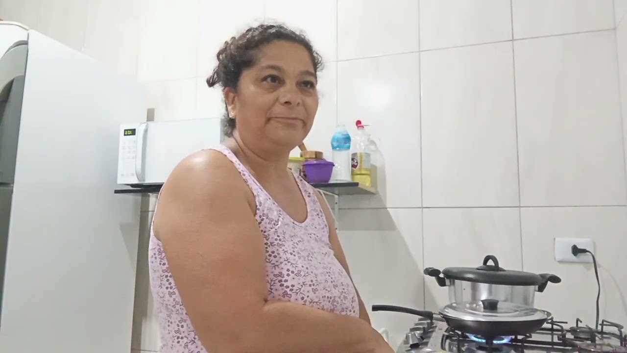 Fazendo comida de madrugada para meu esposo levar para o pesqueiro