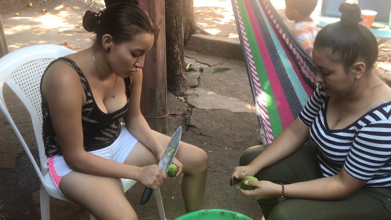 Las Cipotas Pelando Los Mangos para Hacer La Conserva/ CHIRILAGUA TV. P#1