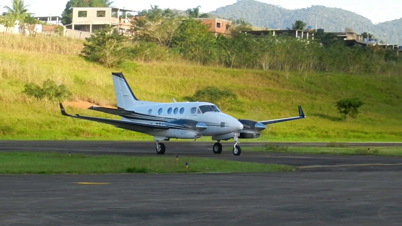 King Air C90GTx PR-TGG Pousando e Decolando no Aeroporto de Cachoeiro SNKI