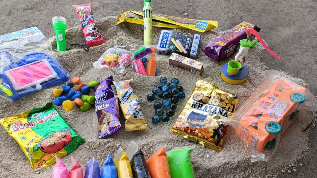 अरे बच्चो! JCB ने मिट्टी मे से chocolate biscuit eraser chalk lolipop slate Bus निकाले /Toys video 