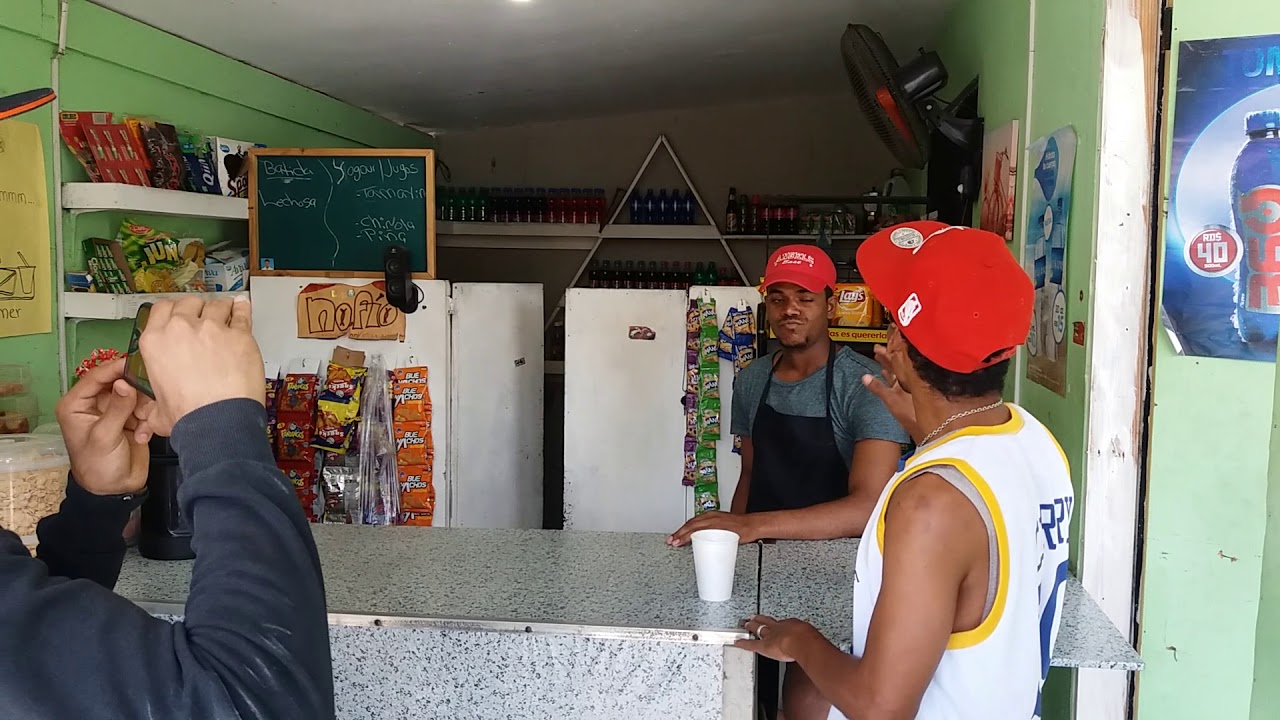 EL DECUIDITA DETRA DE CAMARA