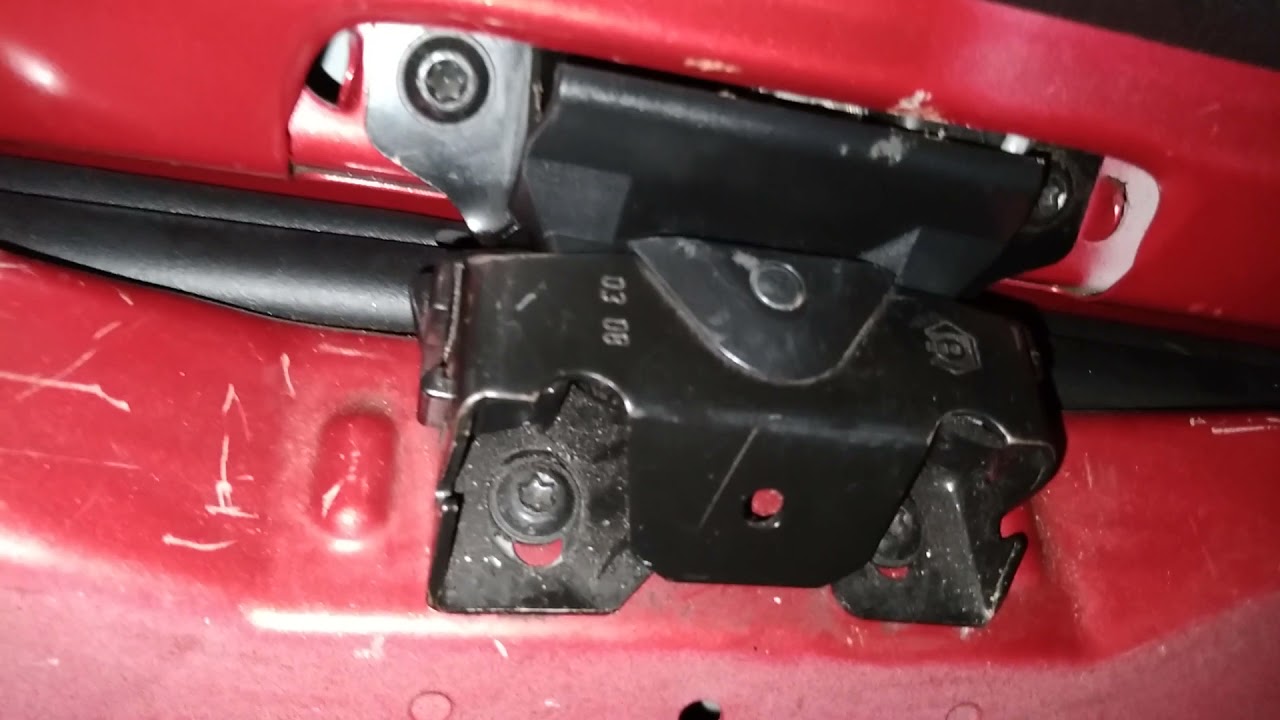 Abrindo porta malas do PEUGEOT 206.