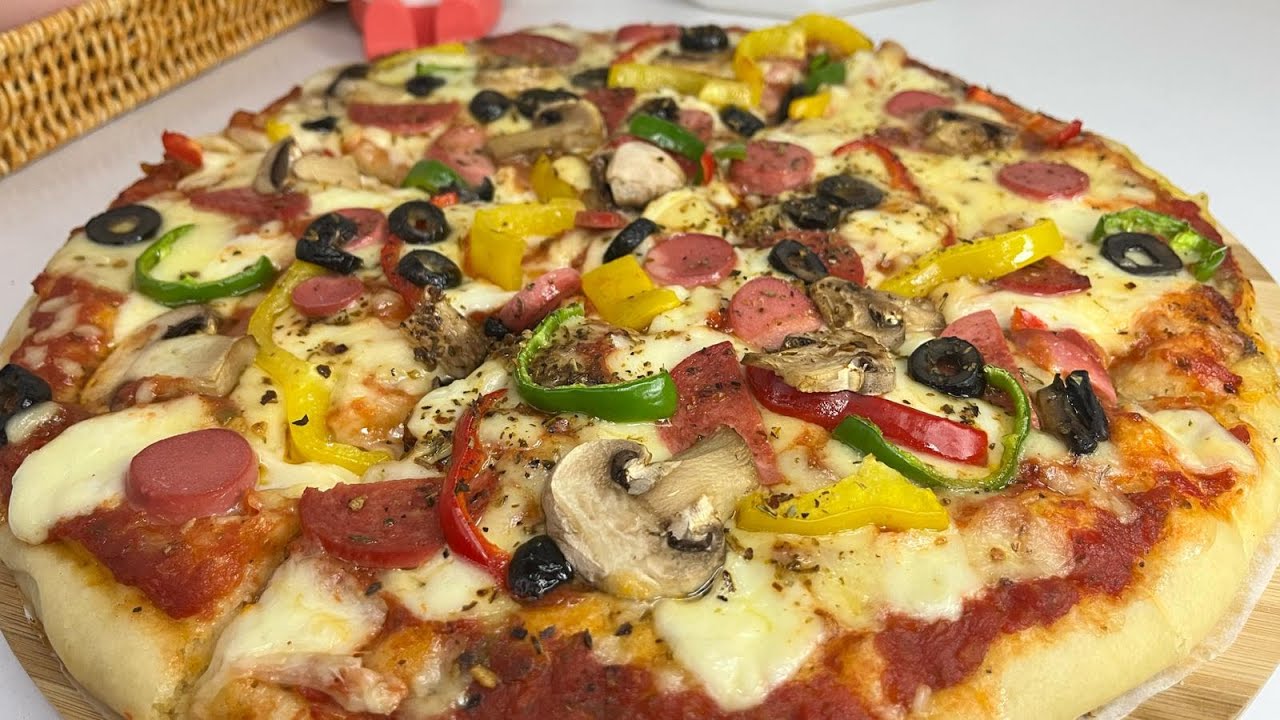 بيتزا بعجينة قطنية بالسجق والخضار 🍕🫑🍅