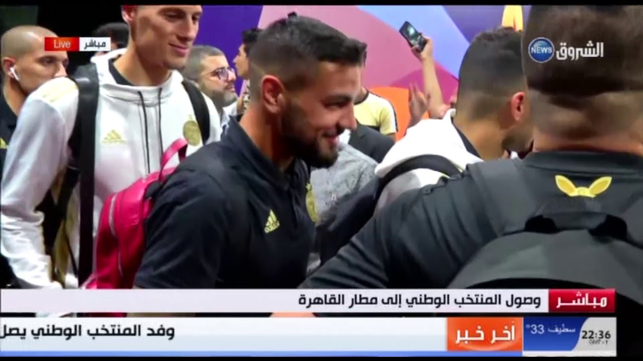 لحظة وصول المنتخب الوطني الجزائري إلى مطار القاهرة للمشاركة في كأس إفريقيا