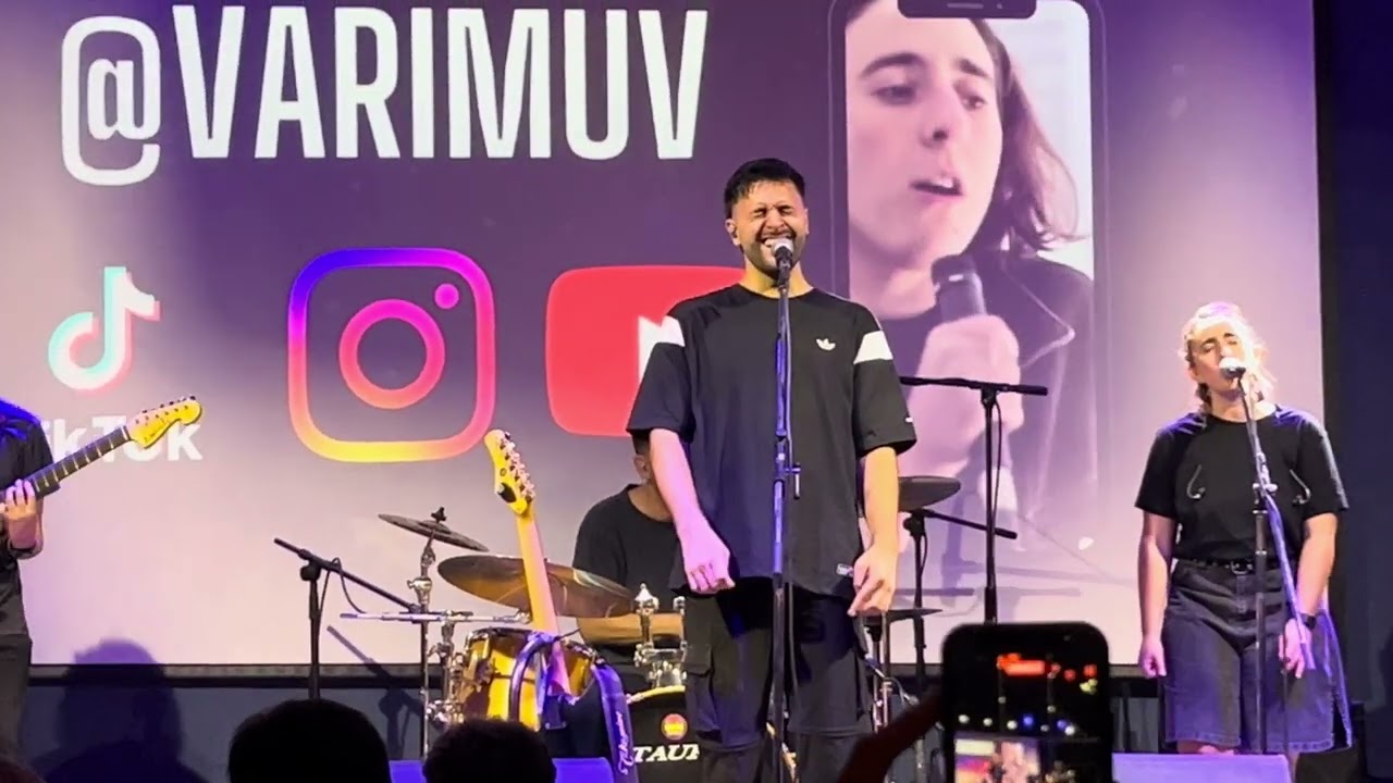 Vari Muv con “Take on me” en el Centro Cultural Wiphala 
