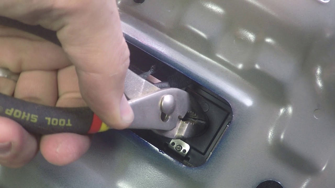 2008 Hyundai Elantra High Mount 3rd Brake Light Replacement