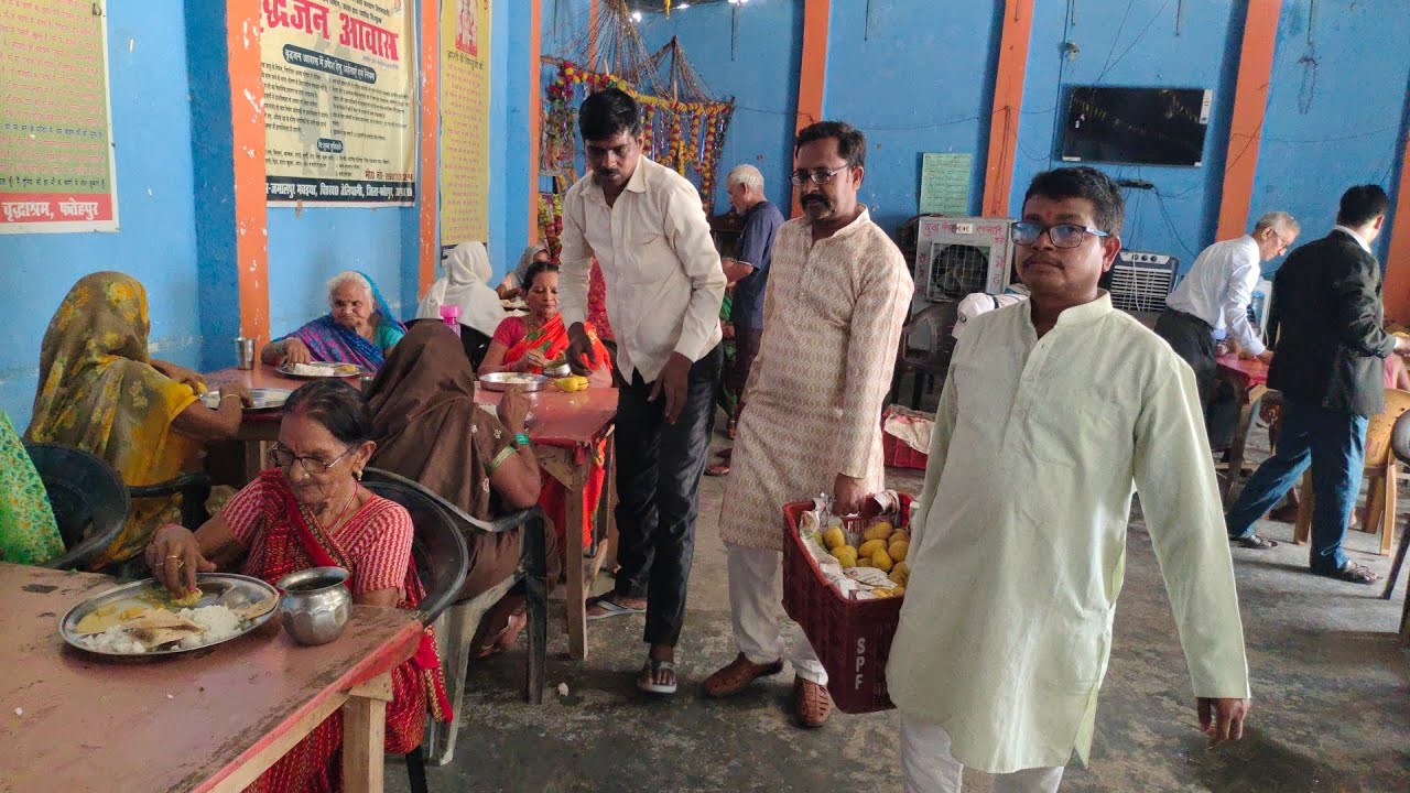 Fatehpur Guru Purnima Par Bujurgo ko Aam (Mango) vitran Old age home