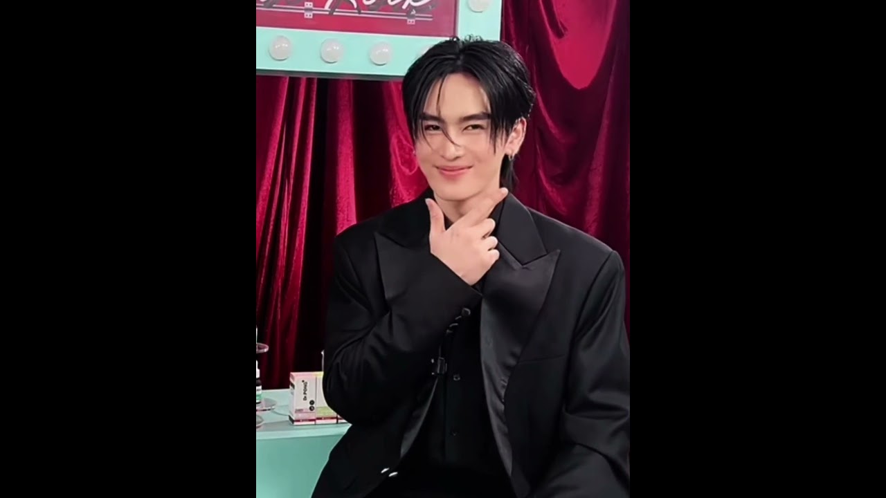 2 poses? so the last pose is for Perth? 🫣 #perthsanta #perthtanapon #santapp