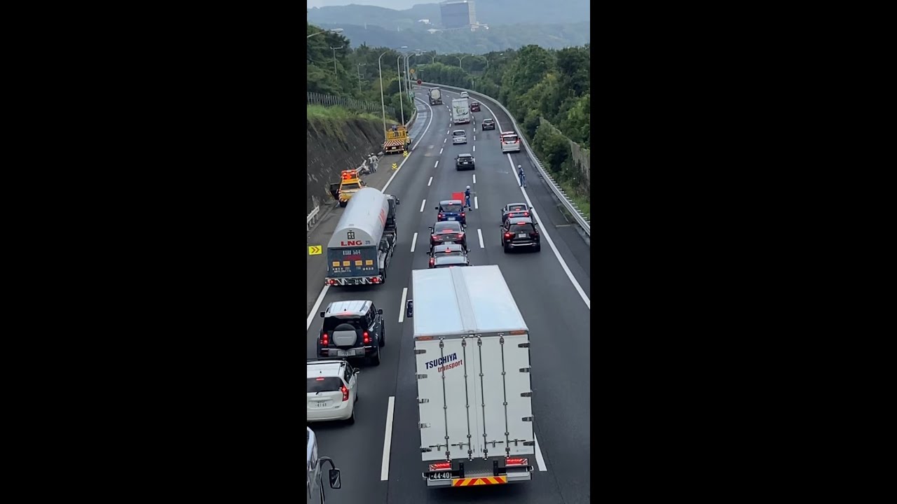 東名高速パトロール隊員のすぐそばで追突事故発生の瞬間！事故発生〜一時通行止めまで