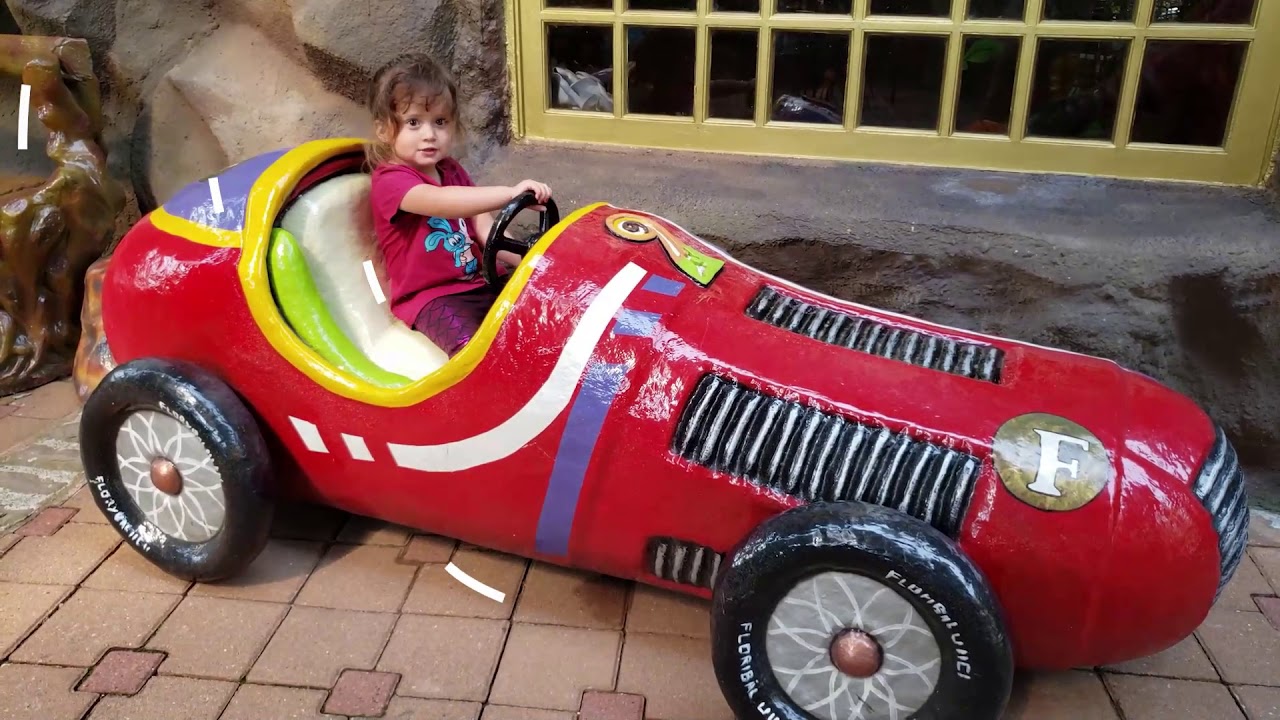 Diana se diverte no parque com animais e dinosauros - Like Didi