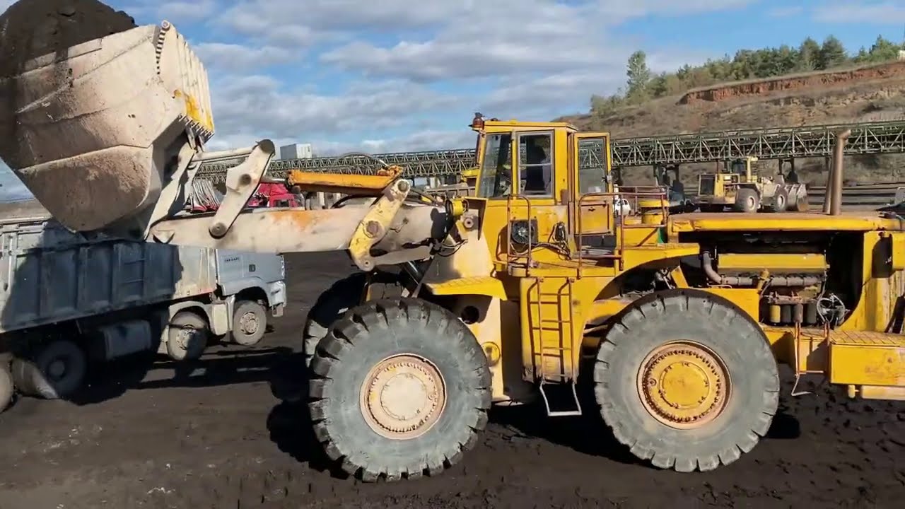 Caterpillar 992A Wheel Loader Loading Coal On Trucks - Ektor Ate