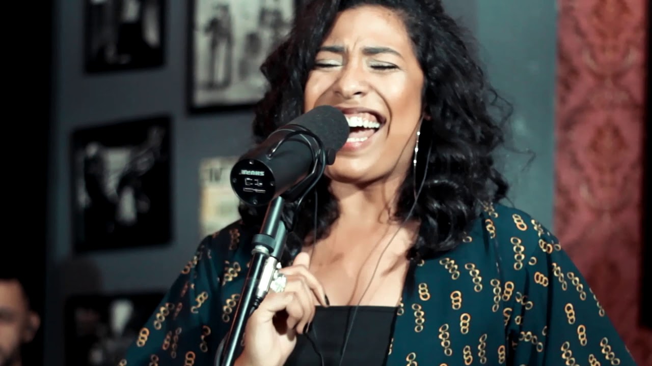 SALA DO GROOVE - VOCÊ ME VIRA A CABEÇA - KARLA CORONEL