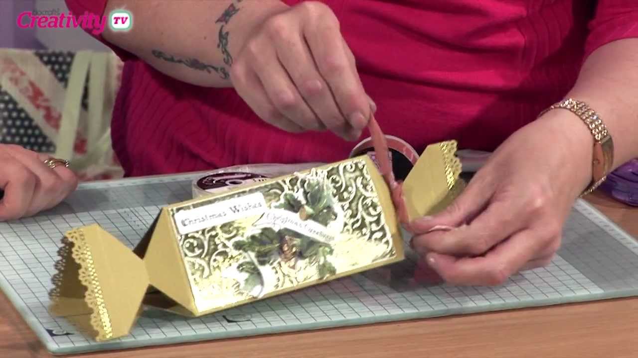 Как сделать бумажную рождественскую хлопушку | docrafts Creativity TV