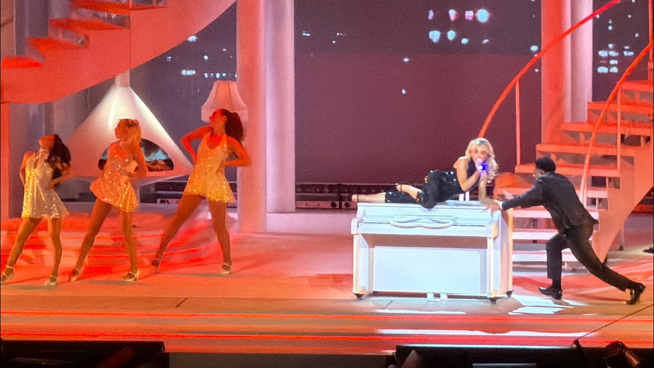 Sabrina Carpenter 'Fast Times' Live @ the Short N' Sweet Tour in Los Angeles (Nov. 17, 2025)