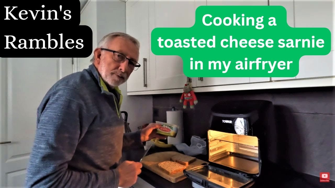 Cooking  a Toasted Cheese Sarnie with my Air Fryer