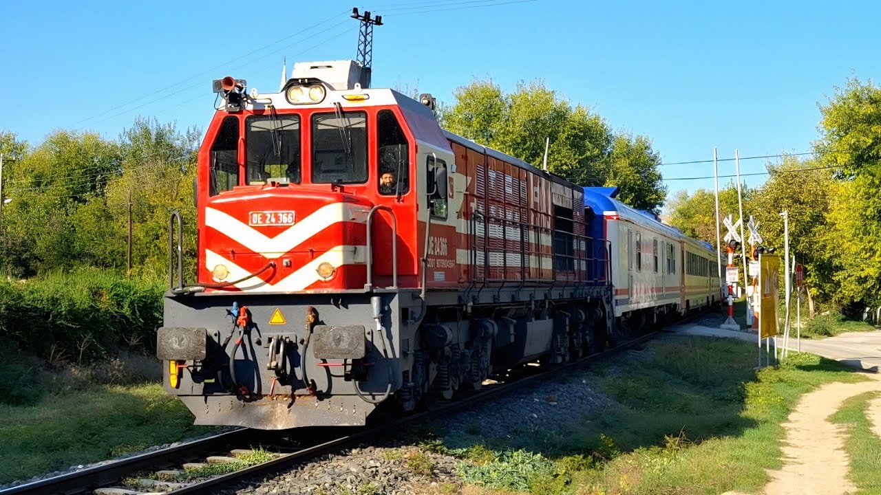 TCDD DE 24366 PAMUKKALE EKSPRESİ HEMZEMİN GEÇİTTE STOP EDİYOR.