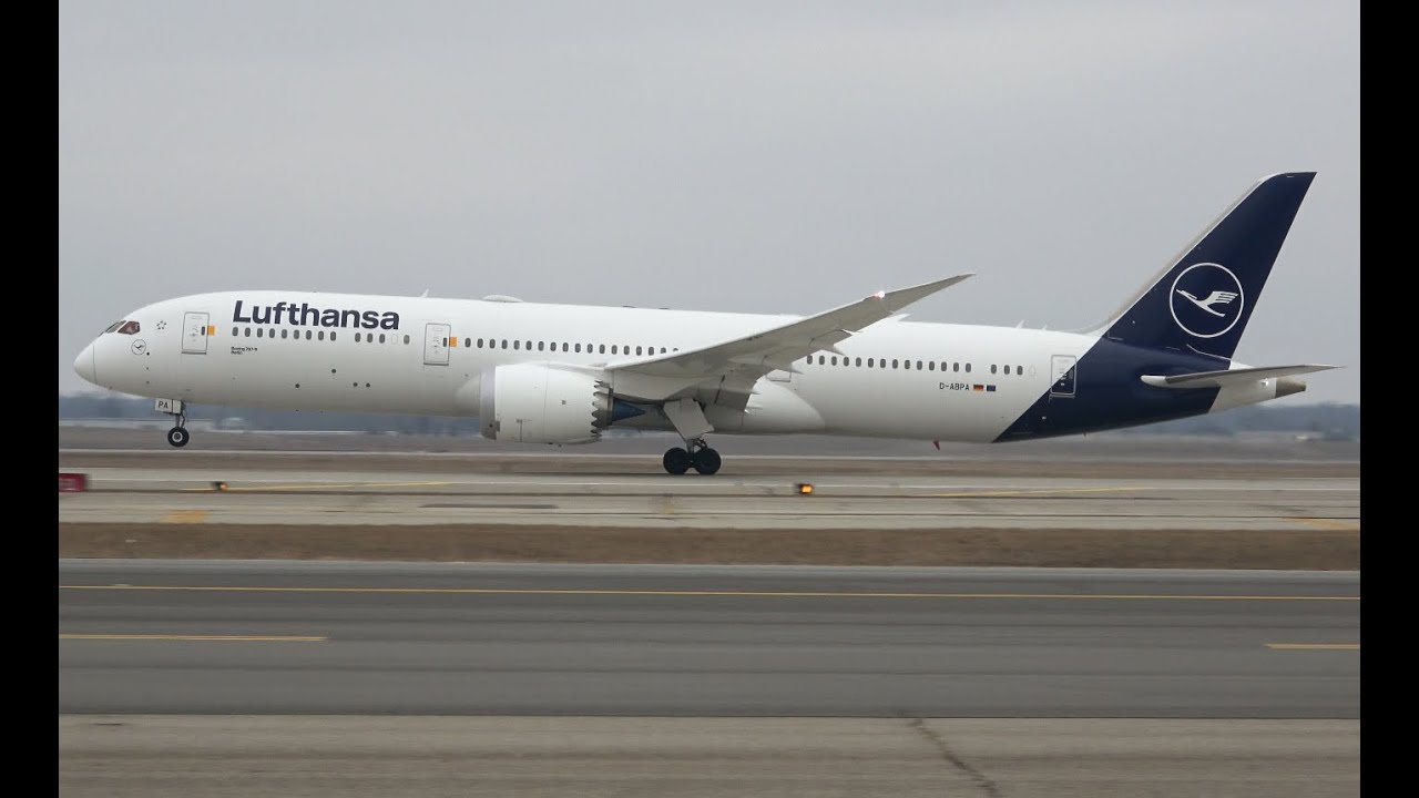 Lufthansa 787-9 take off, DTW