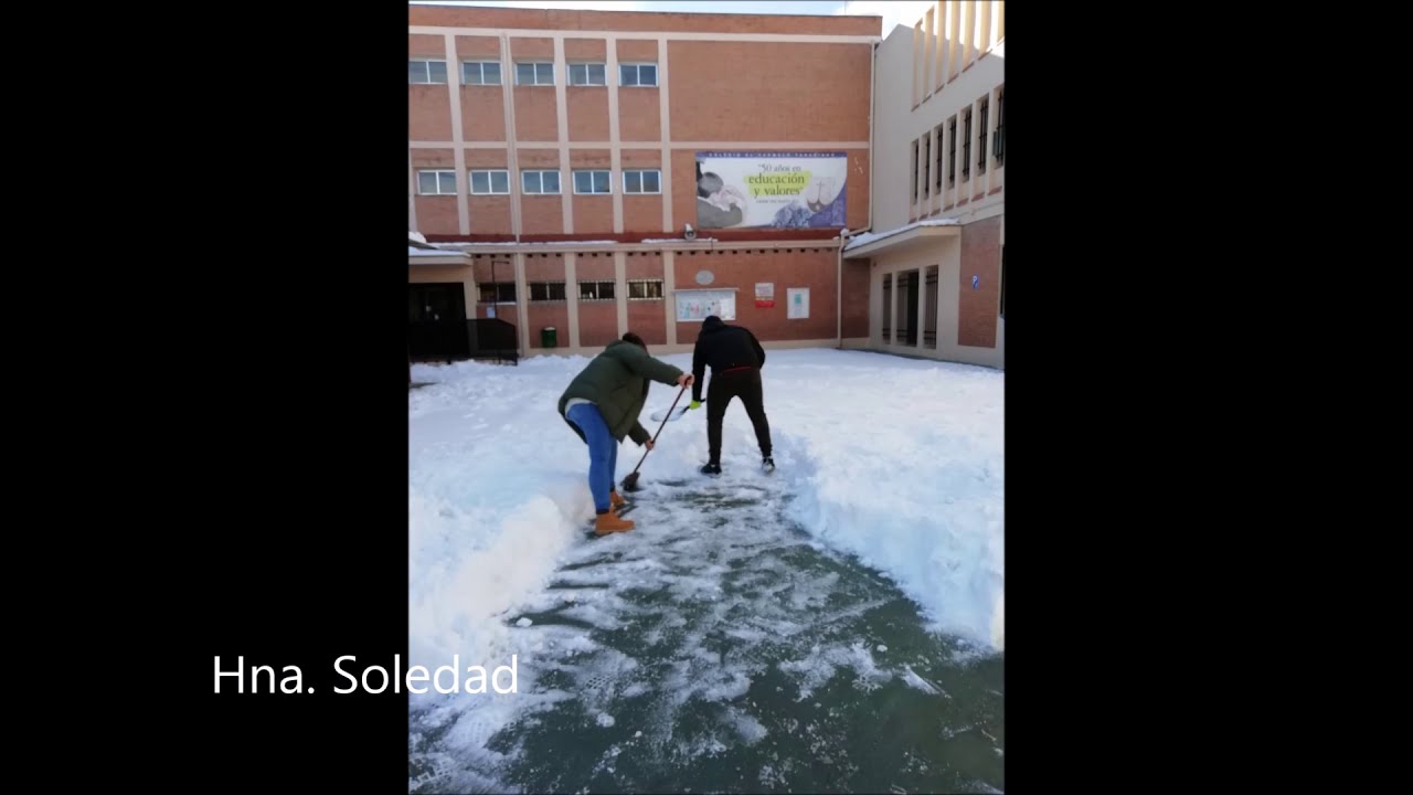 Colegio El Carmelo Teresiano. Madrid. Retirada de nieve tras el paso del temporal Filomena. 14.1.21
