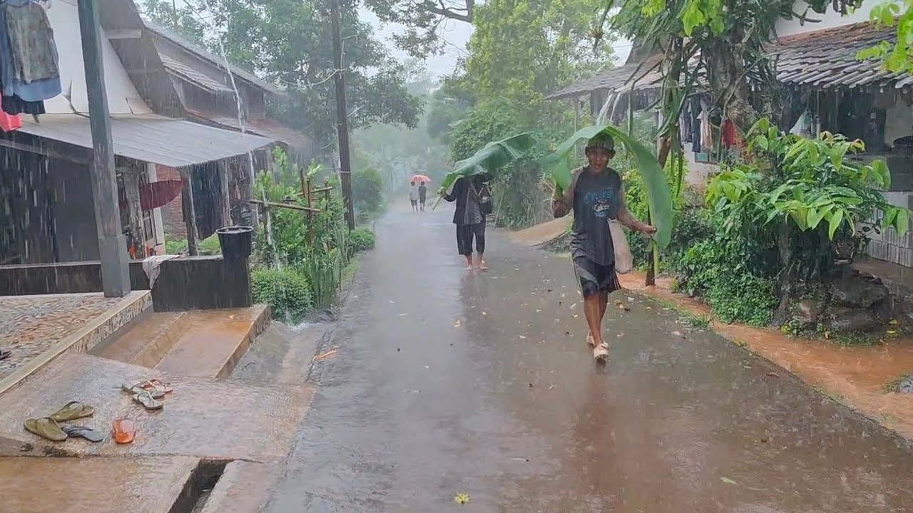 Сильный дождь, гроза и сильный ветер потрясли индонезийскую деревню