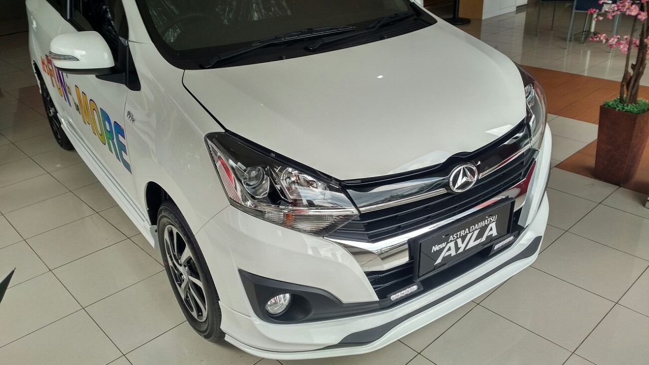 In Depth Tour Daihatsu Ayla R Deluxe M/T - Indonesia