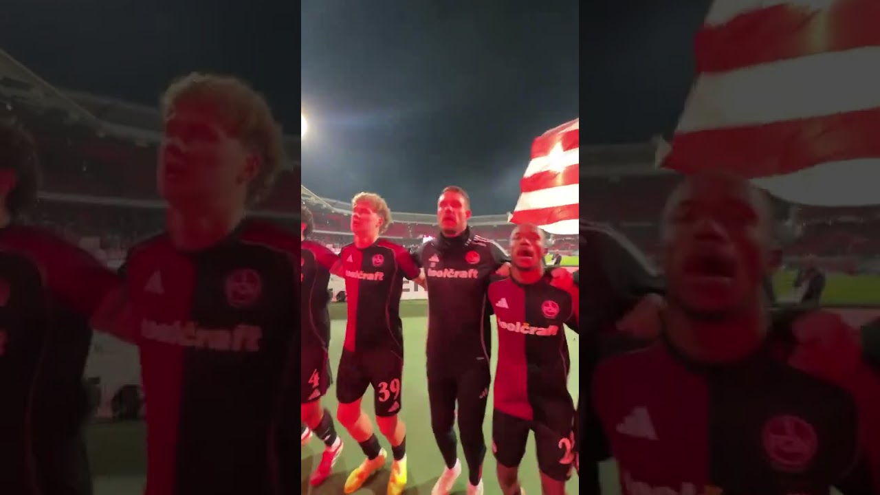 Feier mit den Fans nach 5:1 Heimsieg gegen Karlsruhe!!)