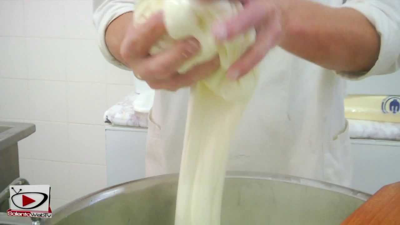 La mozzarella leccese nel caseificio artigianale