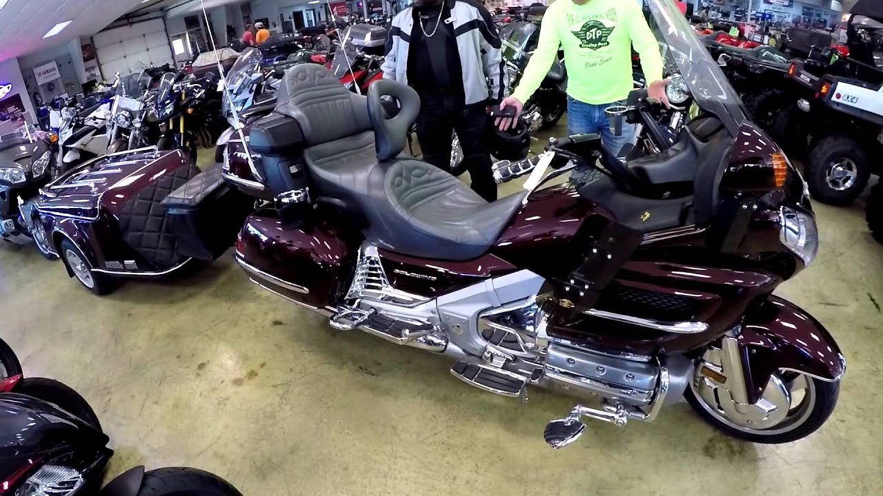 Посещение дилера Honda для осмотра Goldwings.