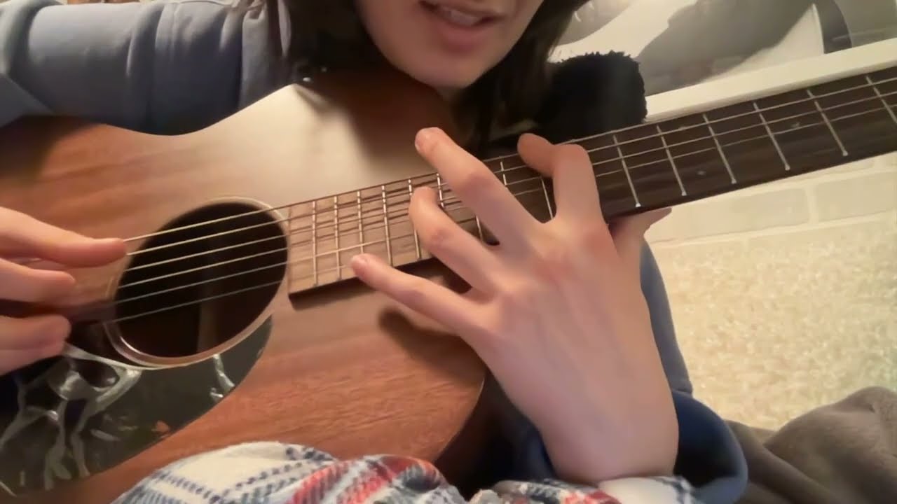 ASMR-эффект с неряшливой гитарой + тихое пение (надеюсь, успокаивающее).