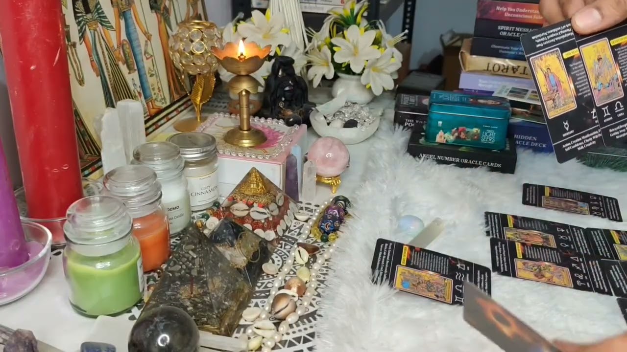 धोखेबाज ने हर रिश्ते में धोखा किया है। चरित्र के कमजोर लोग  इसकी उंगलियों पर नाच रहे हैं।