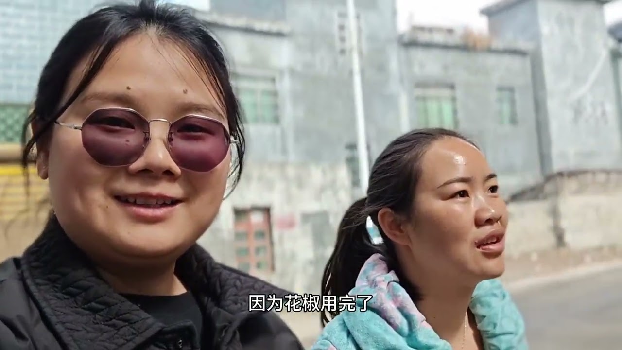 丈母娘连线远嫁女儿，兄弟姐妹六个齐聚一堂，场面热闹，浓浓亲情