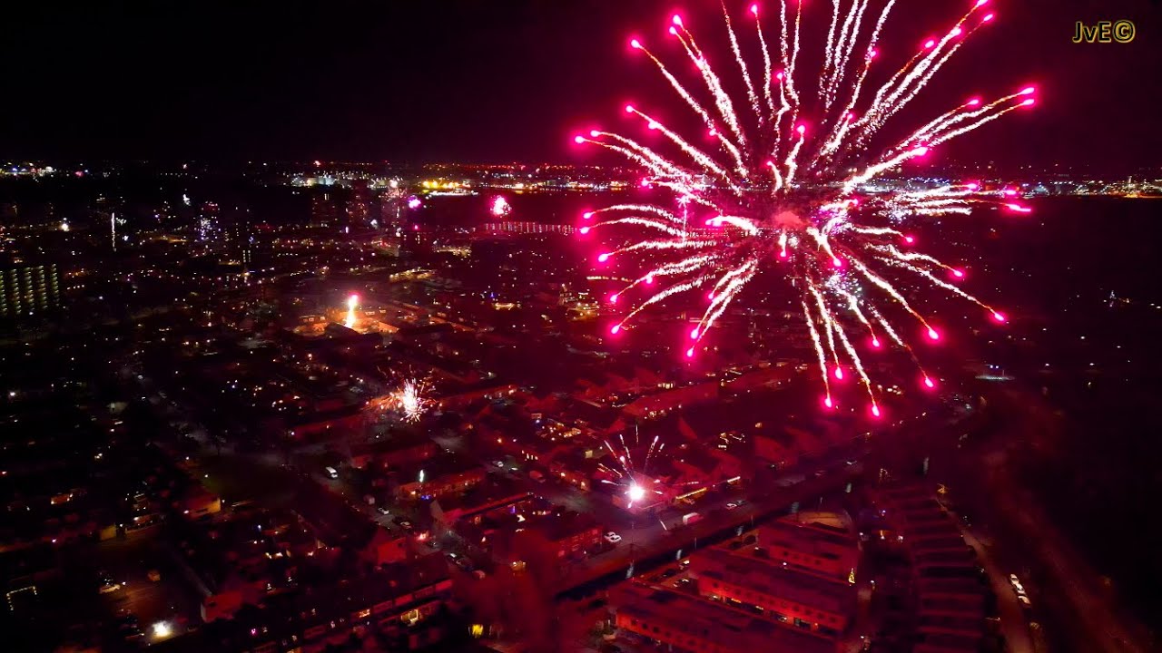 Vuurwerk boven Maassluis   Steendijkpolder