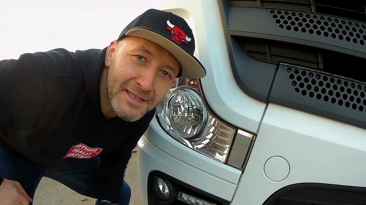 Mercedes Actros 1845-Wymiana żarówki reflektora/ Front headlight service
