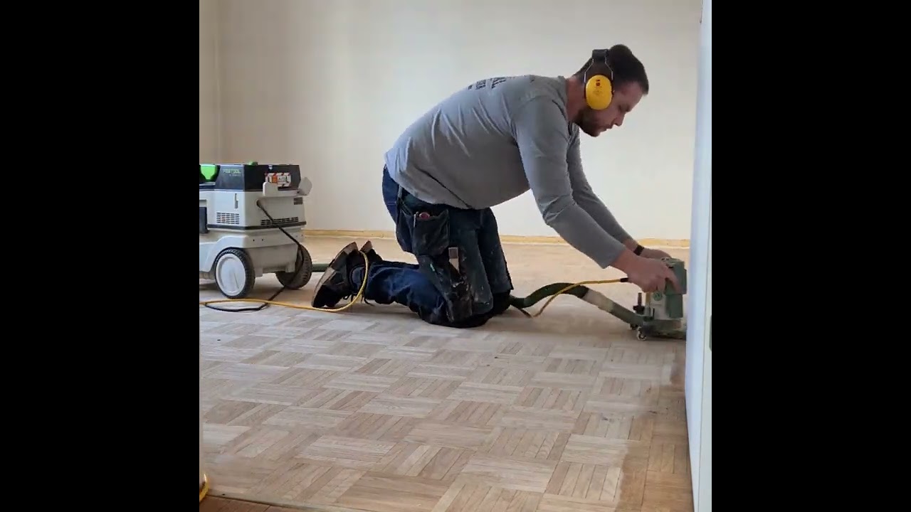 Parkett schleifen und versiegeln mit neuen Sockelleisten