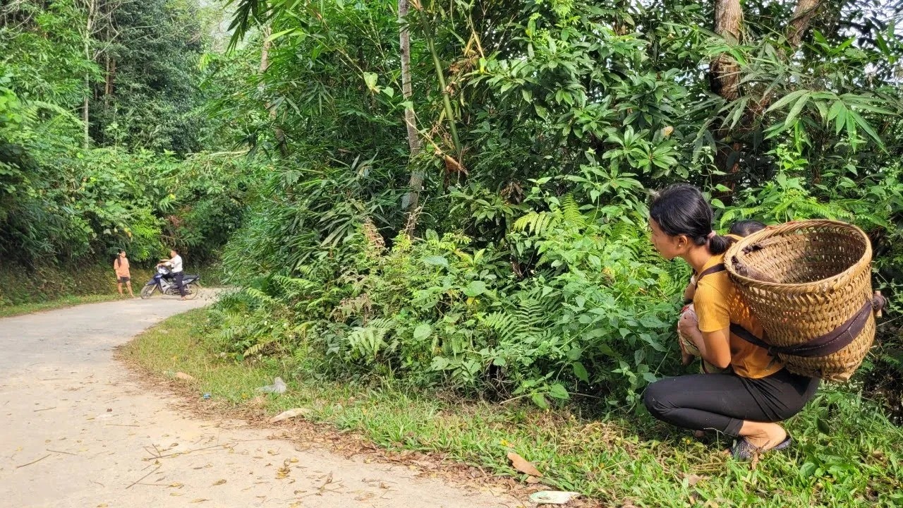 The daily life of a single mother. Her relationship with a kind man is forbidden by her mother.