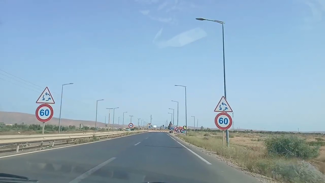 الطريق إلى السعيدية في المغرب مع عزف الموسيقى الهندية. 