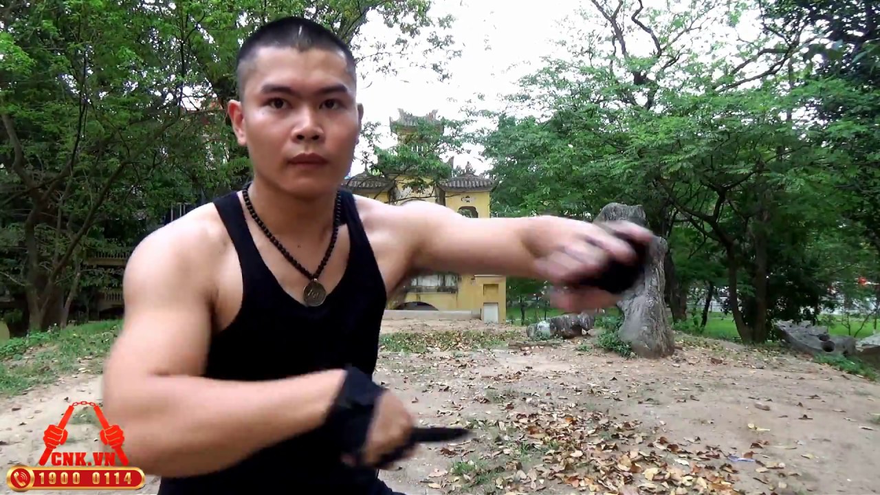 Mr. Huy Côn hướng dẫn đánh kín đòn đối với 3 loại binh khí côn nhị khúc, đoản côn và dao găm
