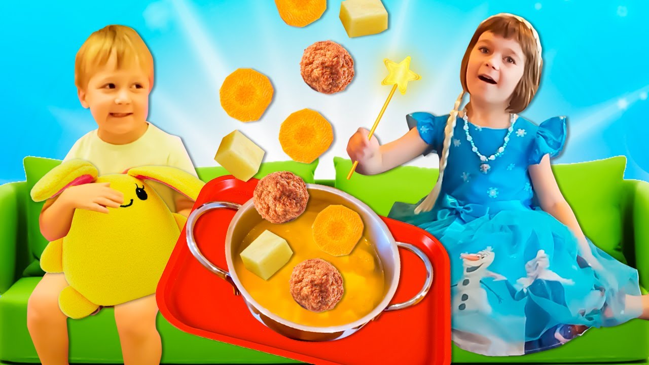 La bambina Bianca e i giochi in cucina con la mamma: il momento del pranzo nel gioco!