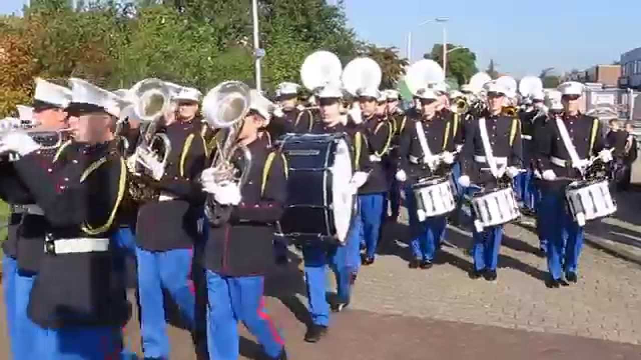 Vertrek K&G vanaf verenigingsgebouw voor optocht 3 oktober 2014