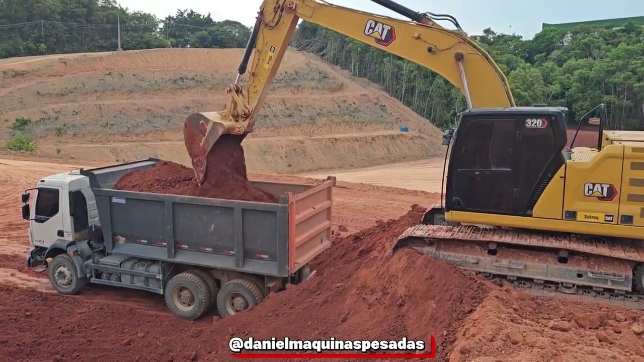 Escavadeira Caterpillar 320 no carregamento do caminh&atilde;o basculante 