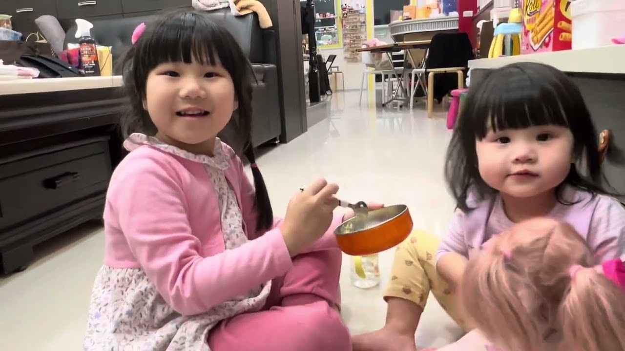 2024-2-12❤️大年初三😍苡安餵芸安吃寶寶粥😋姐妹情深😍