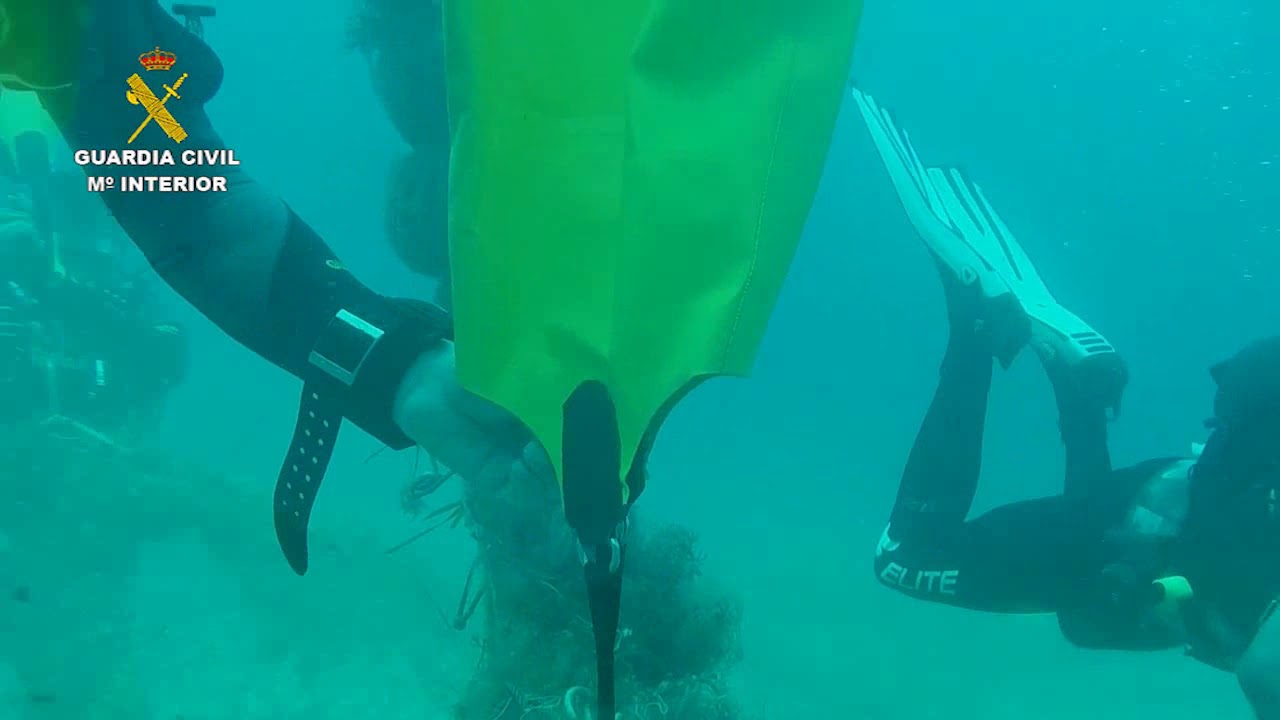 Retirada de una red del fondo marino de Cabo de Gata