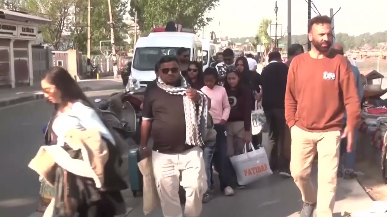New Delhi swelters in heatwave as tourists cool in Kashmir's mountains