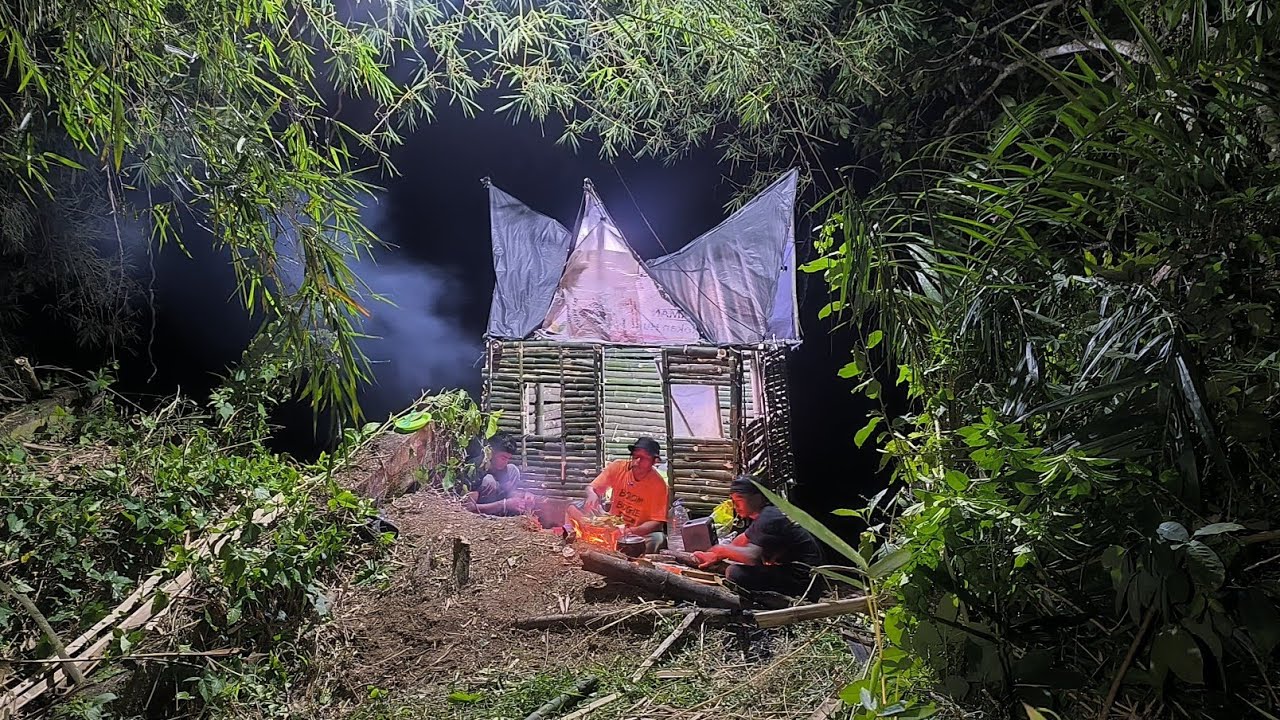 Camping hujan deras membuat shelter rumah adat minang kabau full bambu dan makan hasil dari sungai 