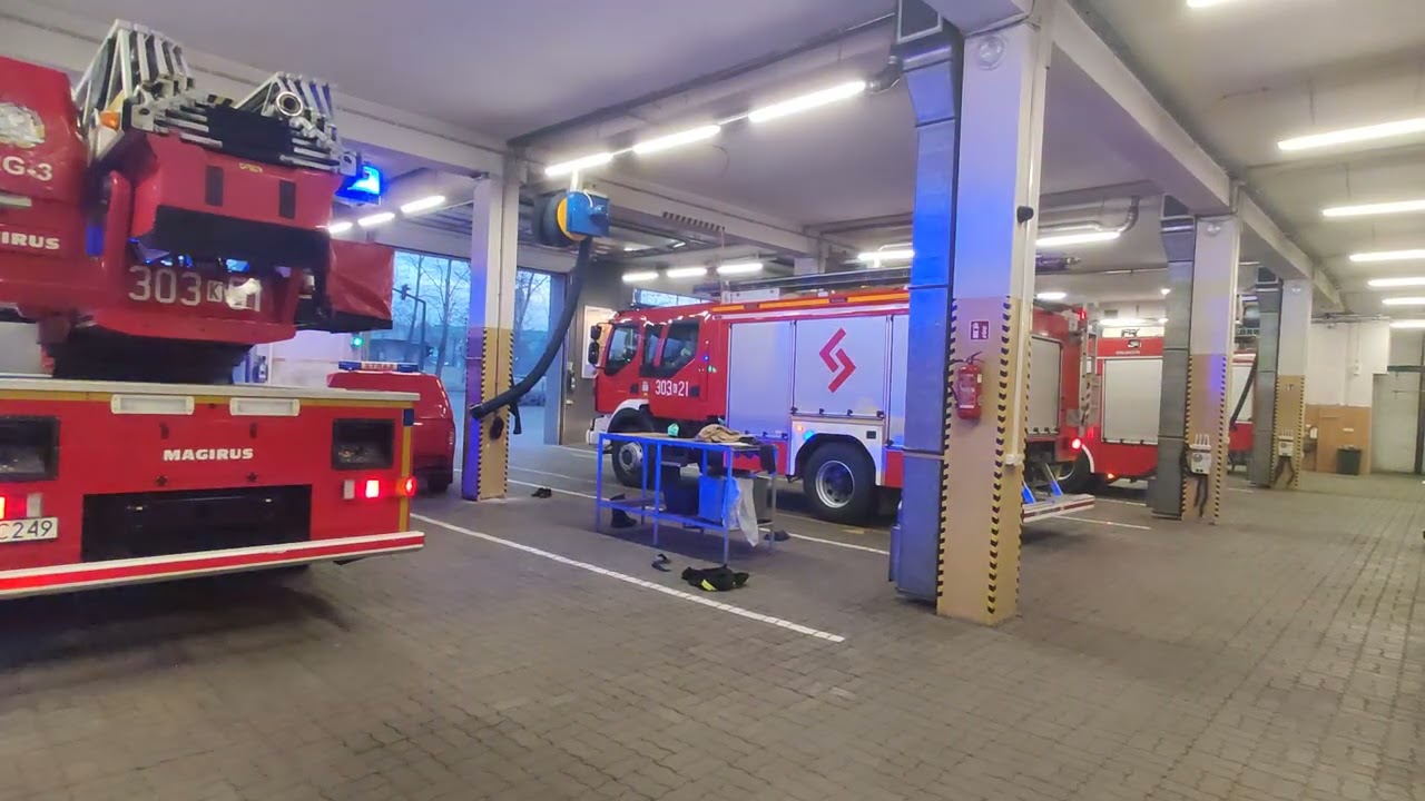 Alarmowo JRG 3 Kraków - 303-21, 303-51, -303-25 od wewnątrz remizy
