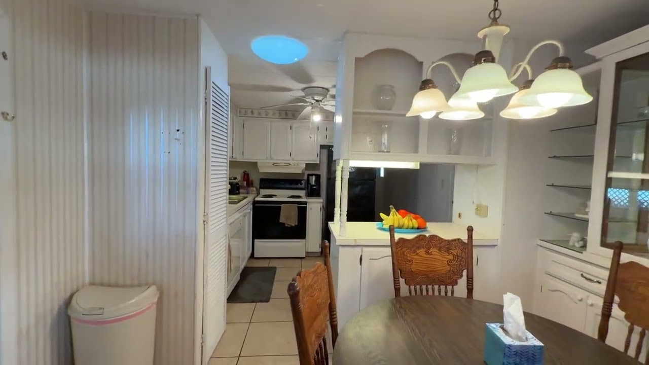 562 Bayshore Dr (Colony Cove) — жилой комплекс для людей старше 55 лет, 6 бассейнов с подогревом,...