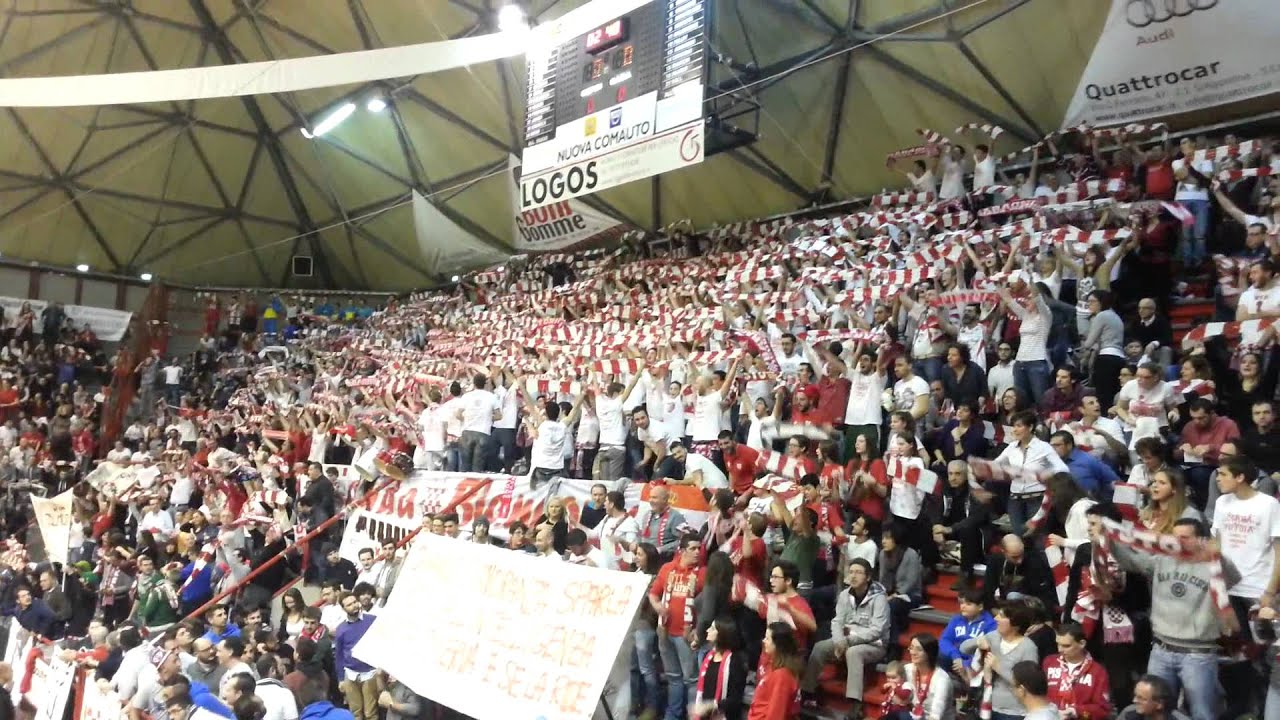 Inno, Coreografia e Baraonda Biancorossa prima di GTG Pistoia- EA7 Milano (12 Gen 2015)