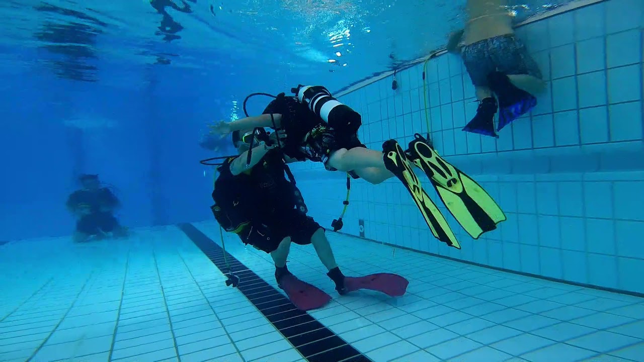 Bautizos de buceo en Piscina, con Diving Bern.