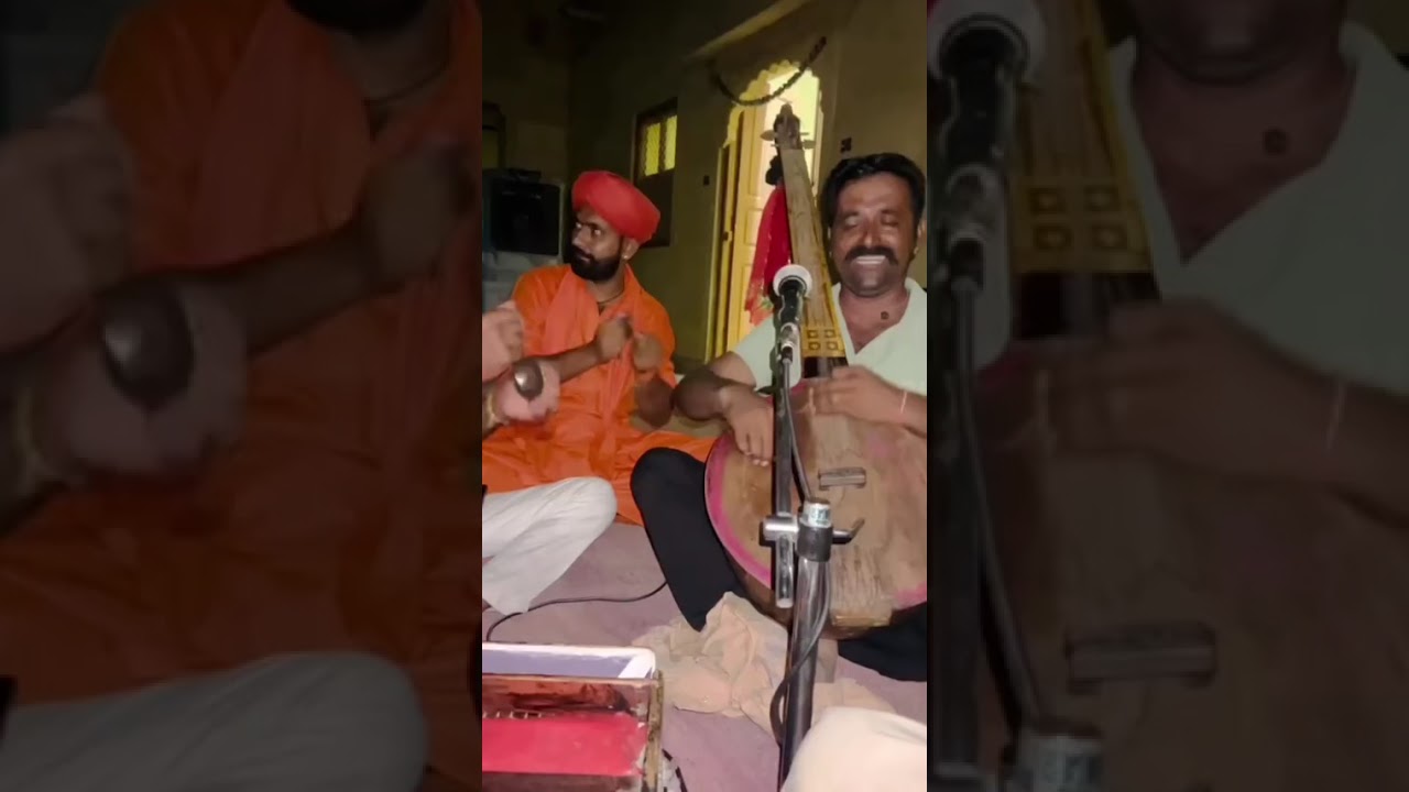 ख्याला मठ में रात्री को भजन संध्या करते नरपतसिंह सोढ़ा बैरसियाला मोतीनाथ जी भजनो का आनंद लें रहे हे