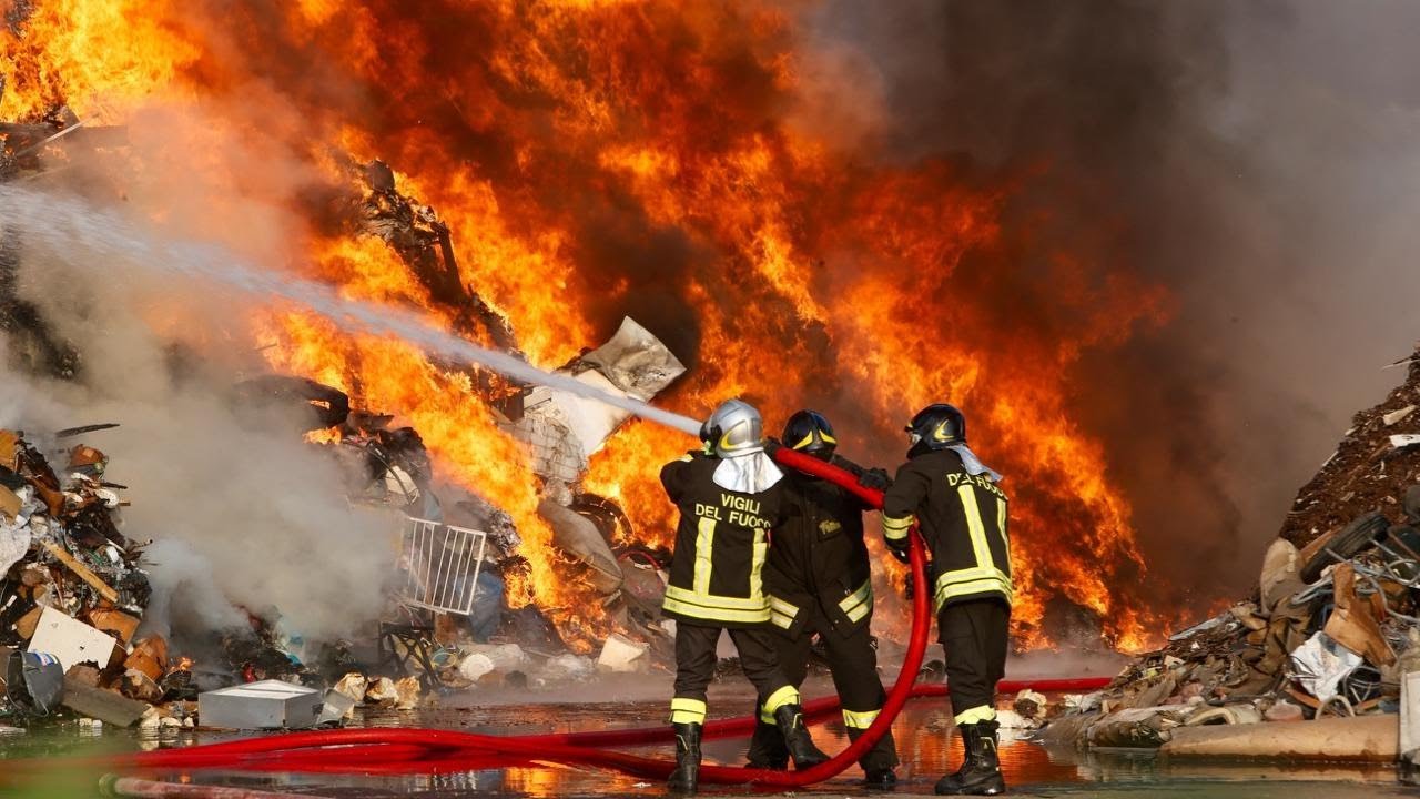 Enorme incendio ditta smaltimento rifiuti Mortara // Major fire garbage