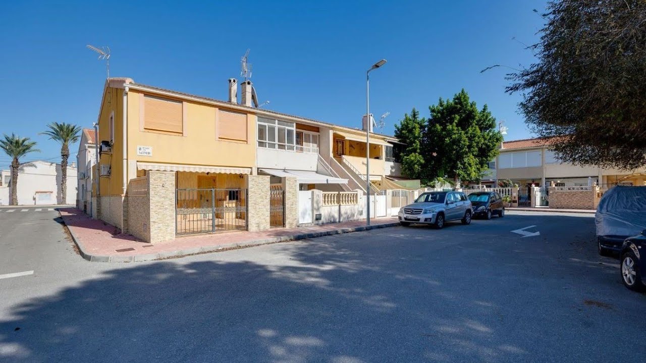 Bungalow alto en primera planta frente a una encantadora plaza ajardinada. Zona Acequión, Torrevieja
